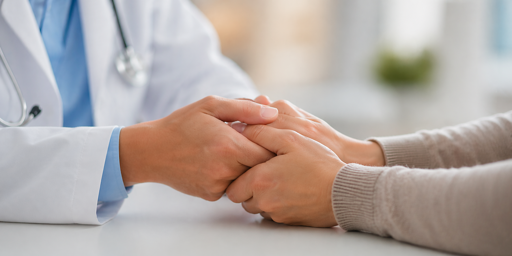Manos médicas que transmiten confianza
